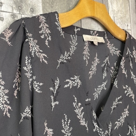 LOFT grey floral print wrap blouse. V-neck. Lightweight. Small. Excellent cond - Picture 3 of 11